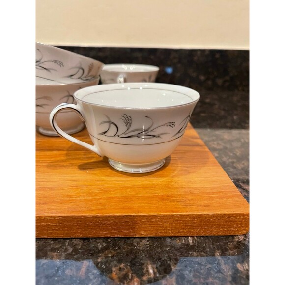 10 Harmony House “Platinum Garland” tea cups - Picture 3 of 5
